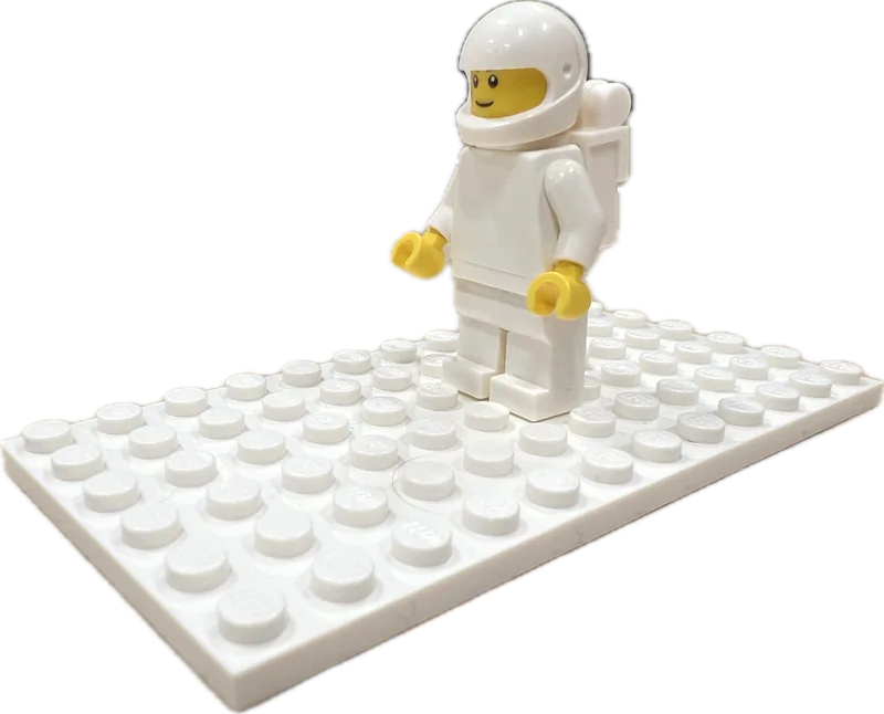Une minifigurine seule, debout sur une plaque blanche encore vide